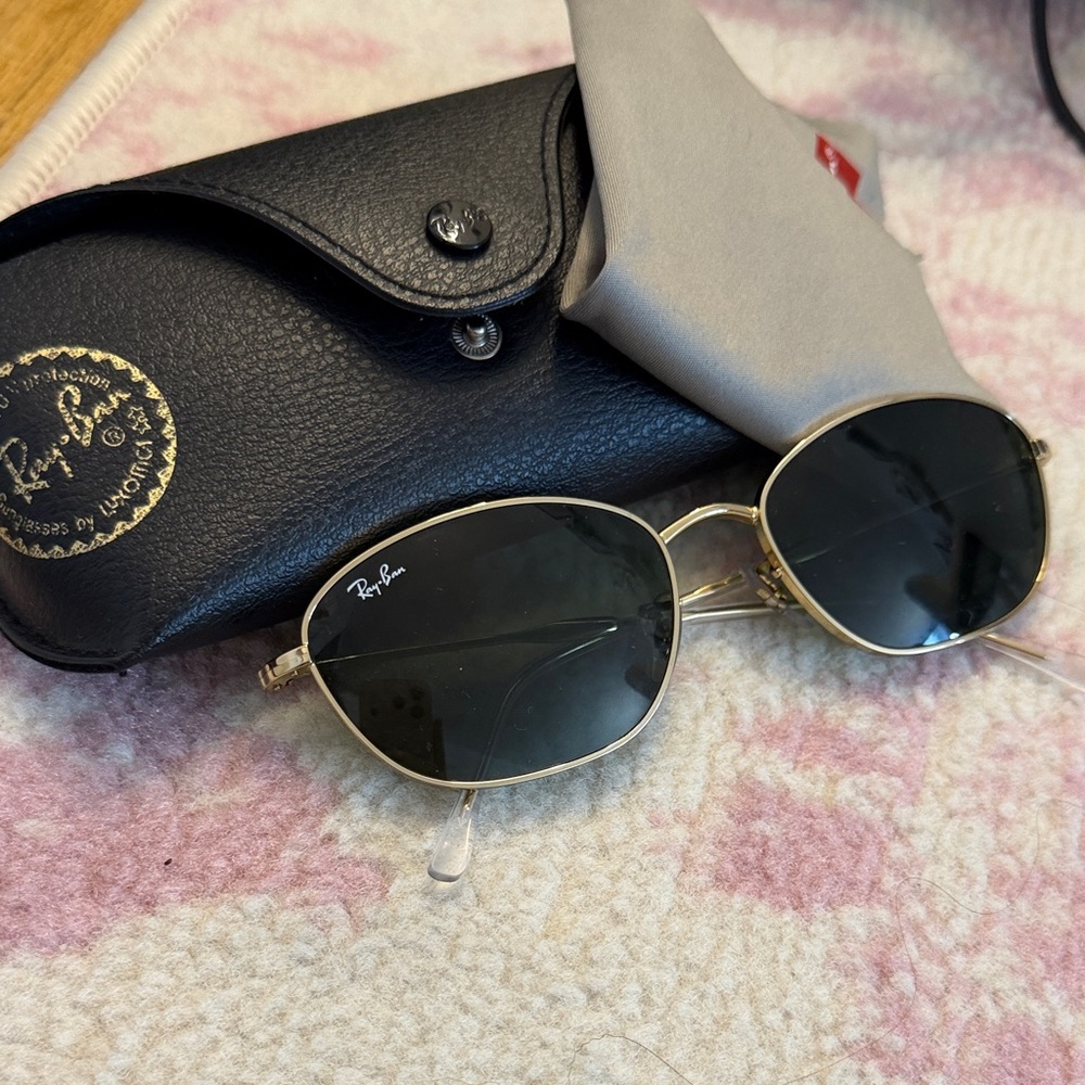 Ray-Ban Women's Sunglasses with Gold Frame and Black Lenses